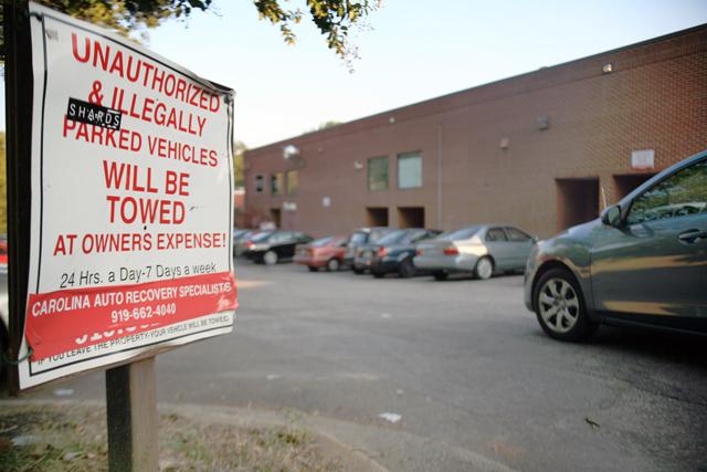 An unauthorized and illegally parked vehicles sign in the parking lot behind the building where Jimmy John&#8217;s, I Love New York Pizza, GoPaks Bazaar and Dunkin Dounts/Baskin Robbins are located. Several business owners warn students to be careful parking in this lot if they are not going to any of these businesses.