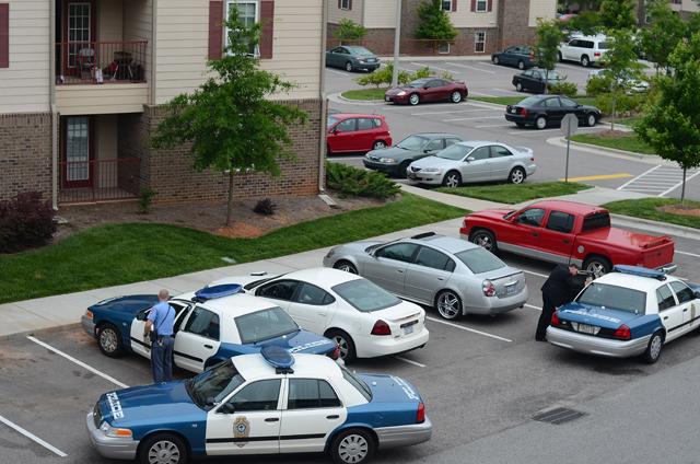 Officers respond to a robbery and shooting at the Wolf Creek Apartment Complex Thursday afternoon. Photo by Alex Sanchez