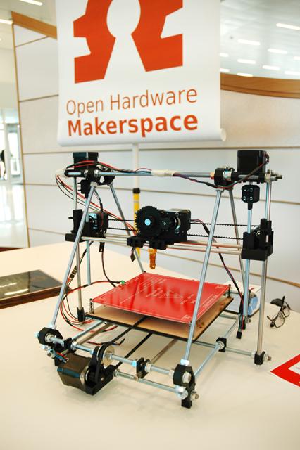 Open Hardware Makerspace set up a 3D printer in the Emerging Issues Commons at Hunt Library Monday, 25 March, 2013. The 3D printer melts plastic filaments in layers onto a plack that moves back and forth. The Open Hardware Makerspace is a place where students can build any hardware they want. Get more information at http://clubs.ncsu.edu/ohm/ohm.ncsu@gmail.com. Photo by Karin Eriksson