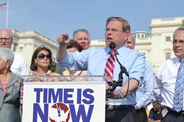Sen. Bob Men&#233;ndez habla a un muchedumbre en Capitol Hill de la reforma migratoria.
