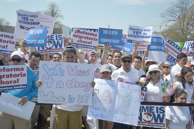 Personas de Carolina del Norte manifiestan durante la &#8220;Multitudinaria Marcha&#8221; en Washington.
