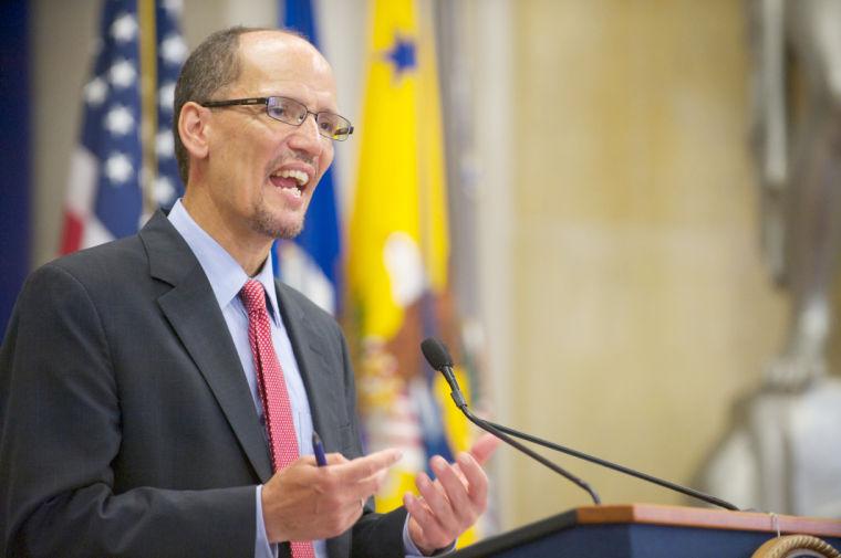On Sunday, U.S. Secretary of Labor released a statement supporting low-paid American workers. El domingo, el secretario de Trabajo de E.E.U.U. public&#243; un comunicado apoyando trabajadores de bajos salarios.