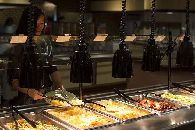 A student grabs cinnamon apples from the line at Fountain Dining Hall Aug. 25.