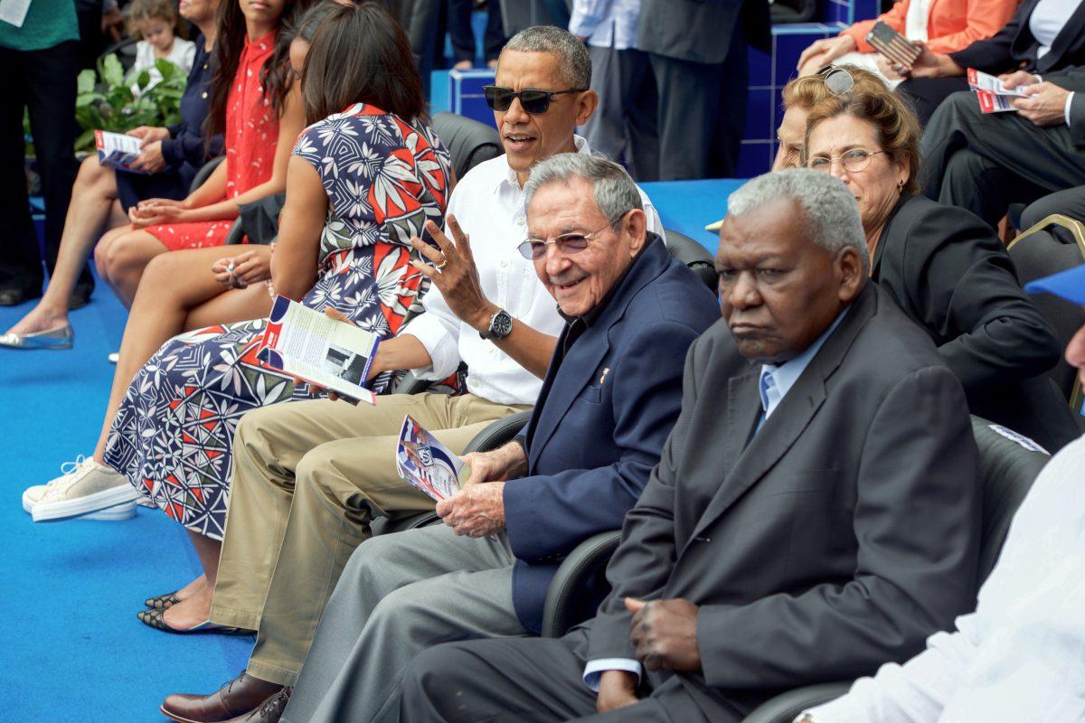 Source: US Department of StateEl presidente estadounidense Barack Obama se encuentra con el presidente cubano, Ra&#250;l Castro en el Estadio Latinoamericano de La Habana, Cuba. Mientras tanto los miembros de una delegaci&#243;n de los Estados Unidos, que incluye el secretario de Estado John Kerry, asistieron un partido de exhibici&#243;n el 22 de marzo entre el Equipo Nacional de Cuba y los Rays de Tampa.