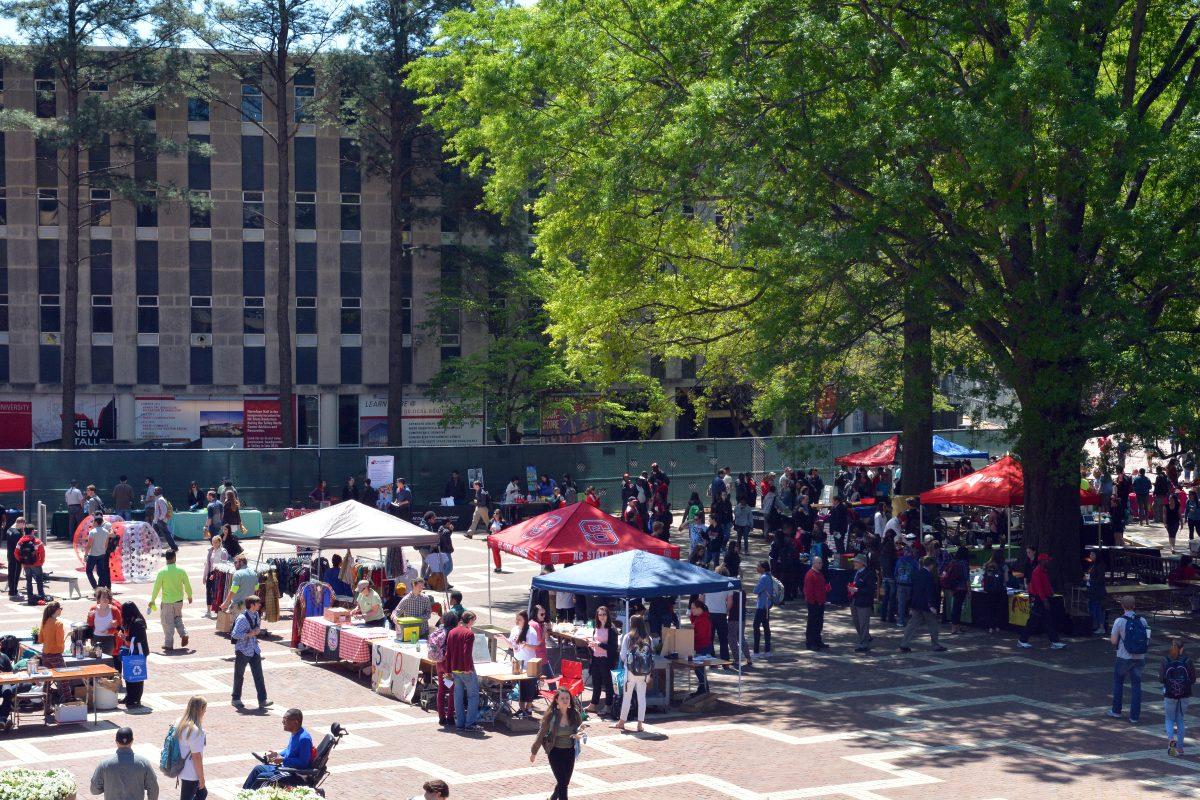 Students gather at the Earth Fair on Wednesday Apr. 13, 2016 in the Brickyard. The Earth-focused fair featured dozens of exhibits, demonstrations, and ideas as to how you can help make a difference in the environment.