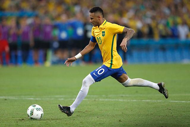 Neymar dribbles the ball downfield in an international match for Brazil.&#160;