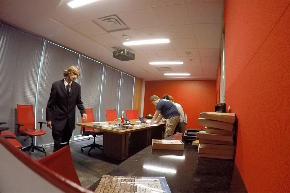 Team Escapades combines physical adventure games with immersive augmented technology. For example, you can take on the role of a tech consultant for the CIA and try to solve a problem. The escape room was started by Alper Ender, Julien Chomette, Augustus Vieweg and Kevin Holgado.