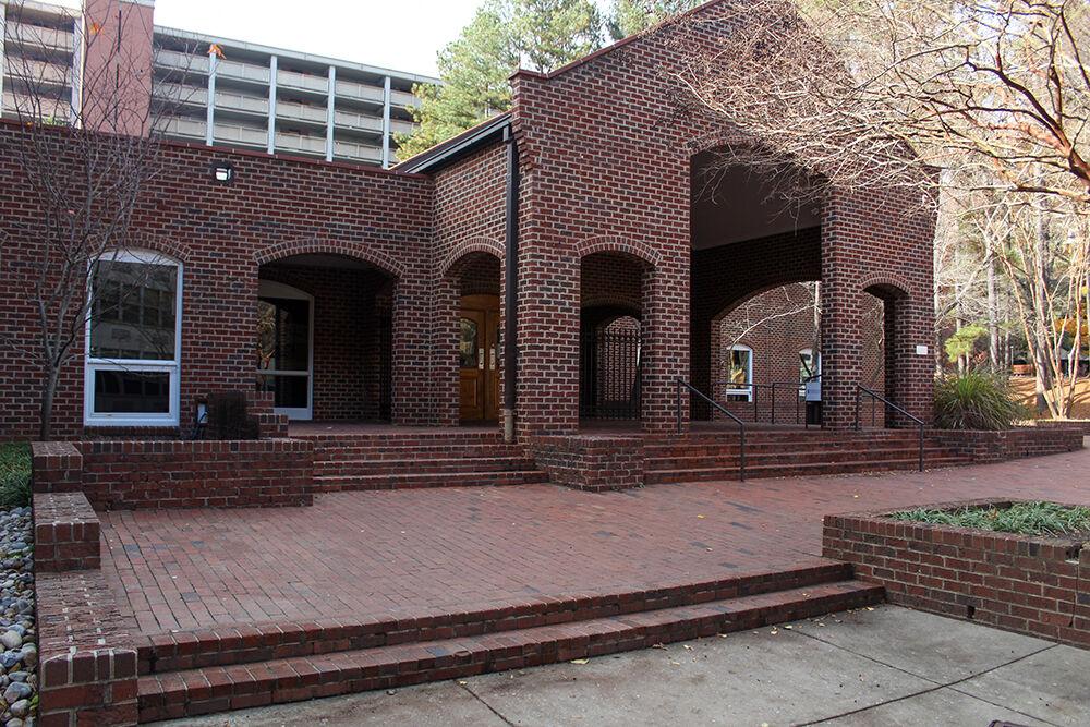 As one of the three different dining halls on campus, Fountain Dining Hall claims to make an effort to recognize ingredients that may cause allergic reactions to students with food allergies by identifying allergy causing foods. Fountain Dining Hall was built in 1982 after former English professor Alvin M. Fountain.