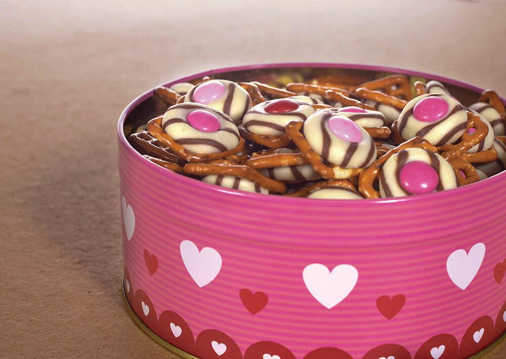 Chocolate pretzel buttons make for a quick Valentine's Day treat. With the balance of sweet and salty, these snacks make for a perfect last-minute gift.&#160;