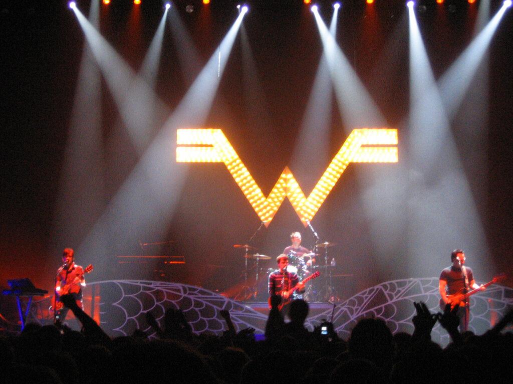 Weezer&#8217;s &#8216;Winter&#8217; embodies loneliness, longing